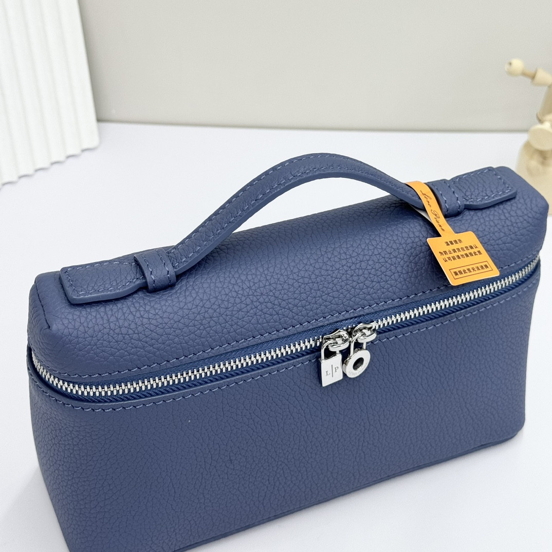 L**o p*ana extra pocket l19 grained calfskin 11 x 19 x 6.5 cm