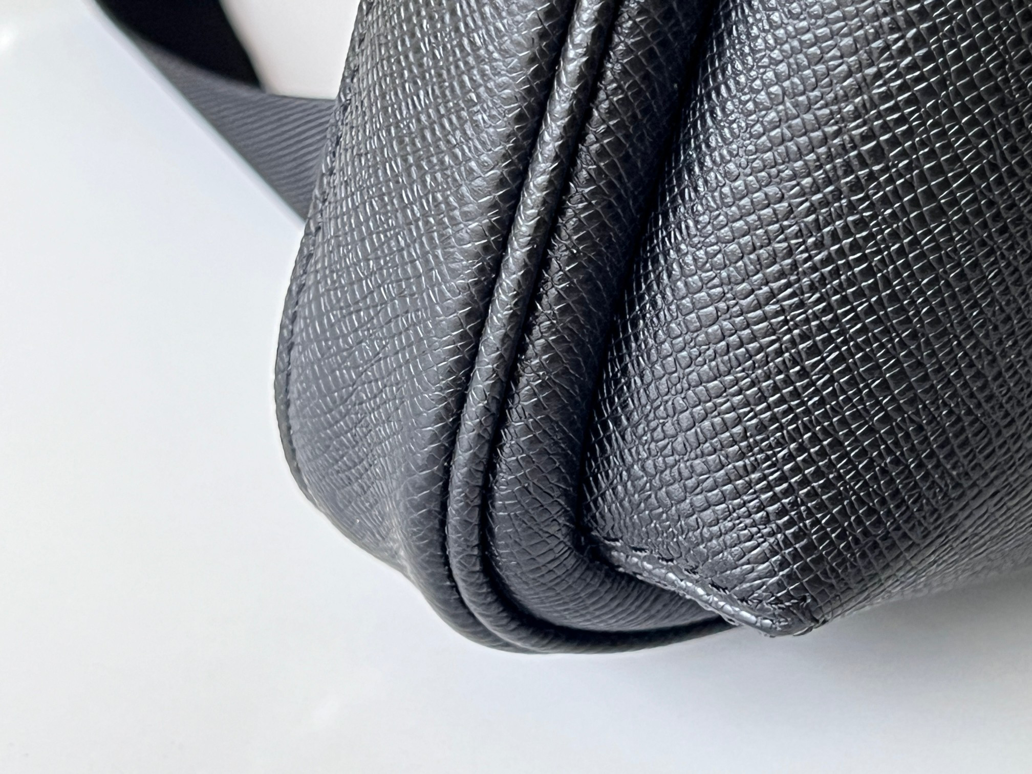 LV Avenue Sling Bag M30863 20 x 31 x 7 cm