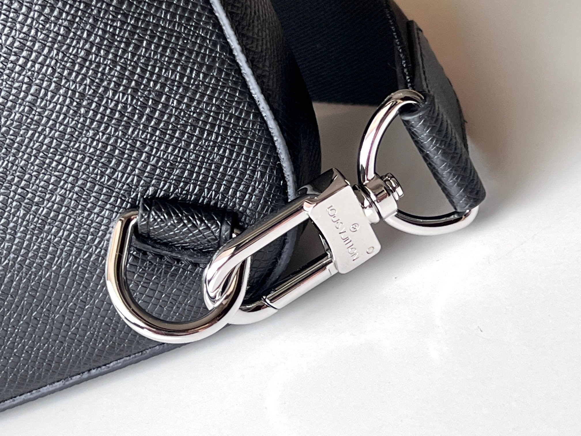 LV Avenue Sling Bag M30863 20 x 31 x 7 cm
