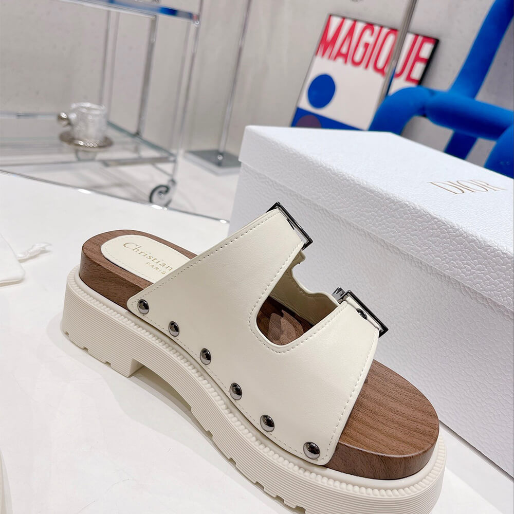 D*orquake strap sandal