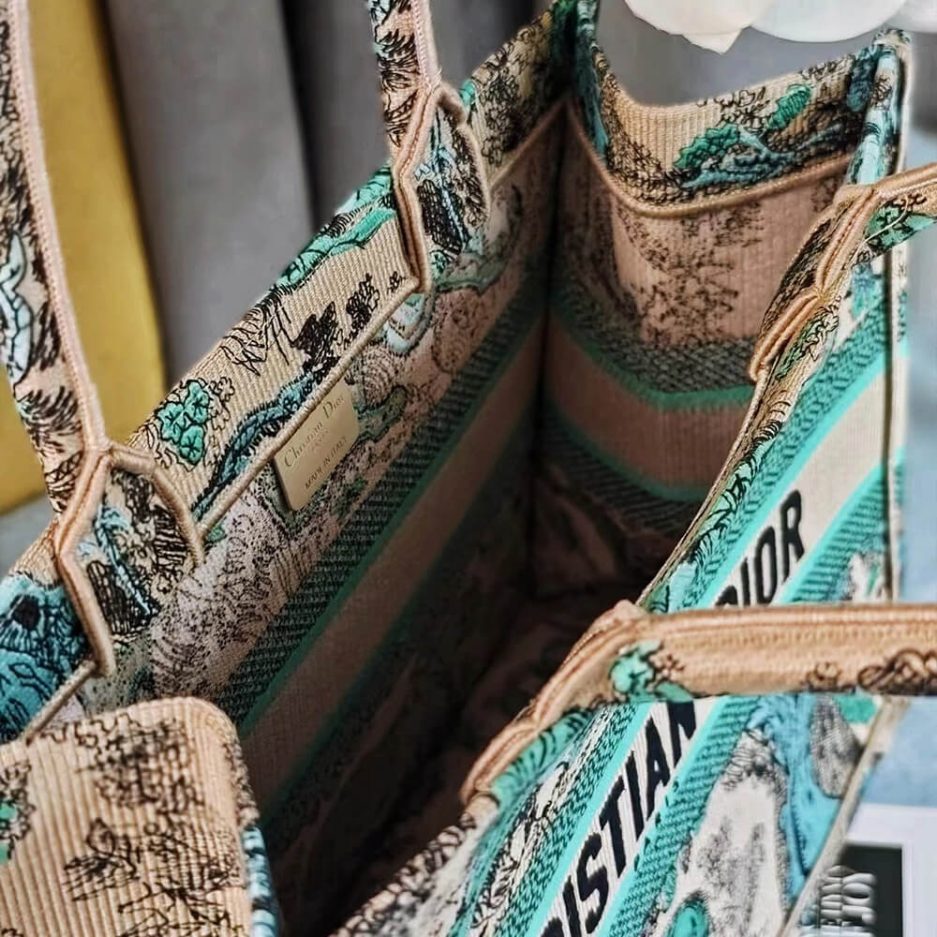 medium D*or book tote
